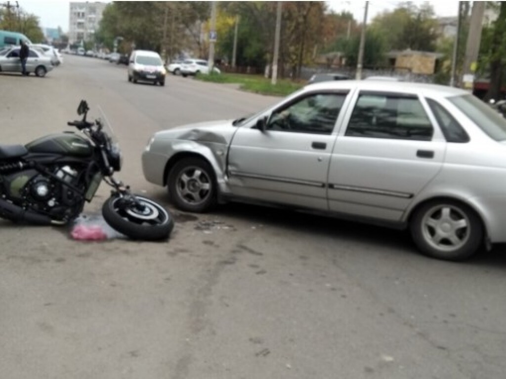 В Николаеве Lada сбила мотоциклиста: байкер попал в больницу  (ФОТО)