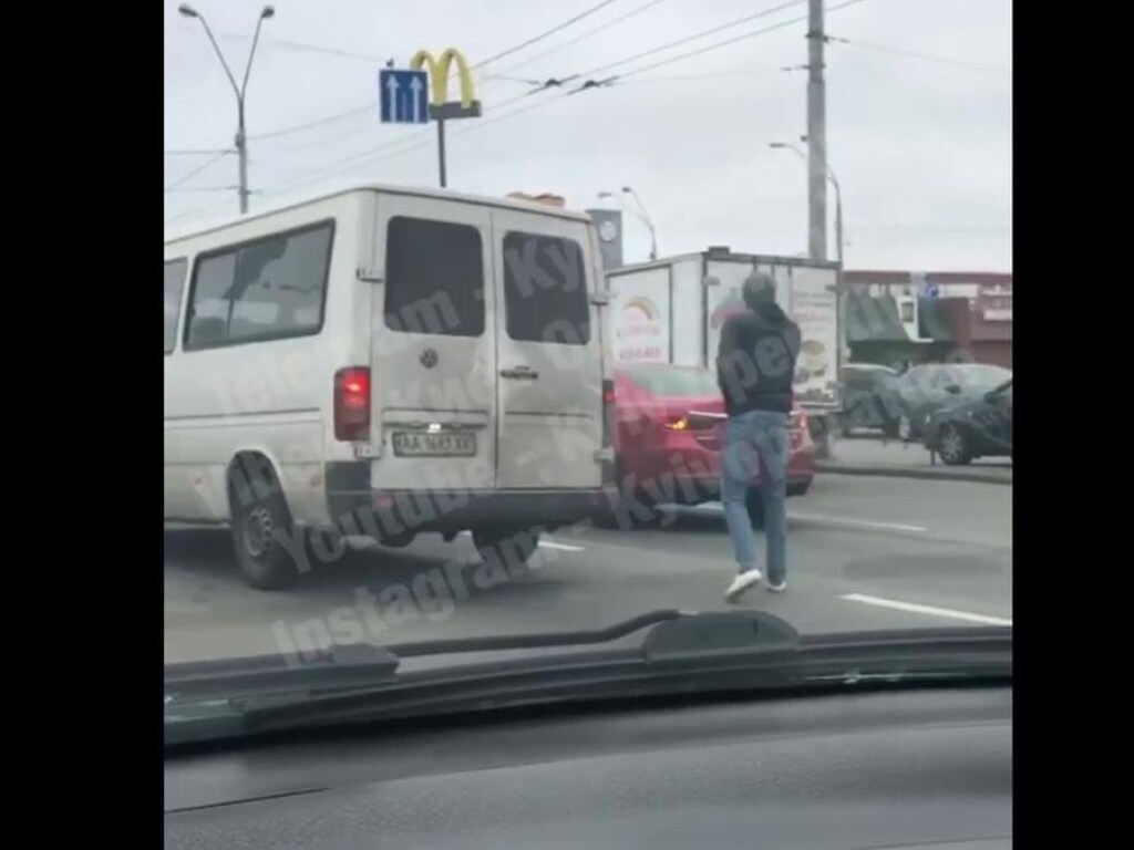 В Киеве на Оболони столкнулись сразу 5 машин (ВИДЕО)