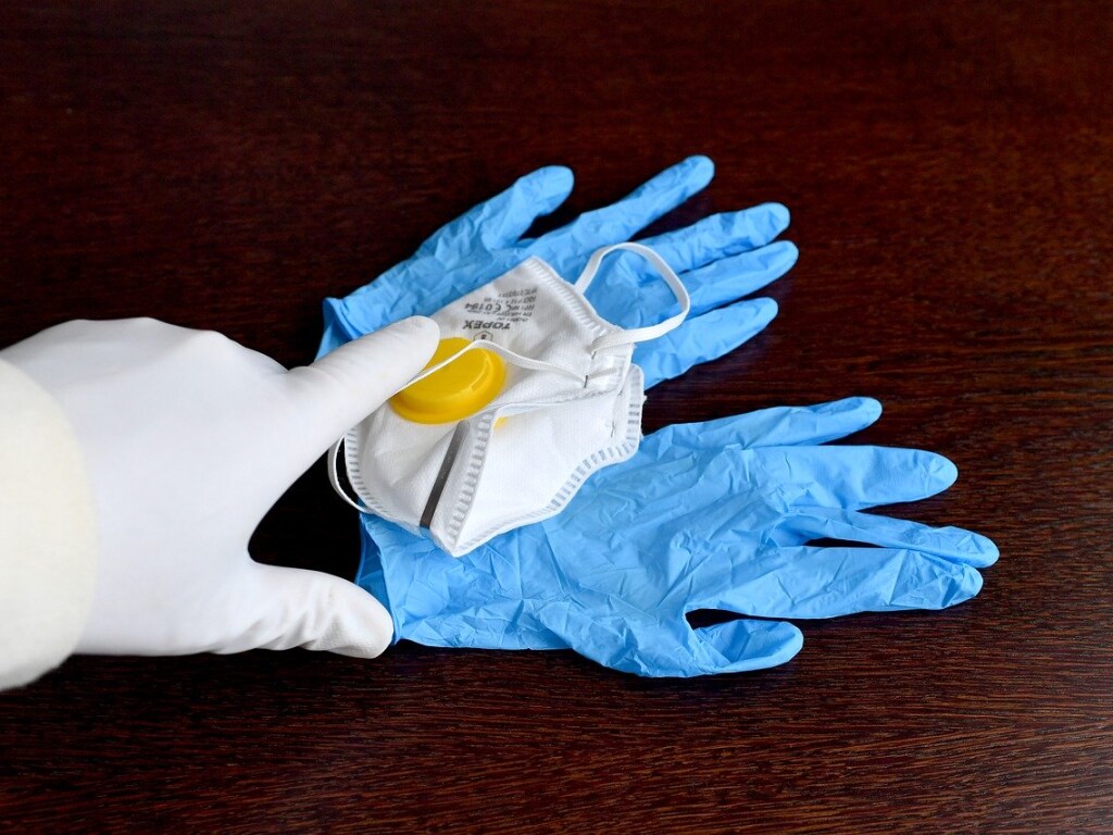 Авторитетный специалист рассказал о бесполезности перчаток в борьбе с коронавирусом