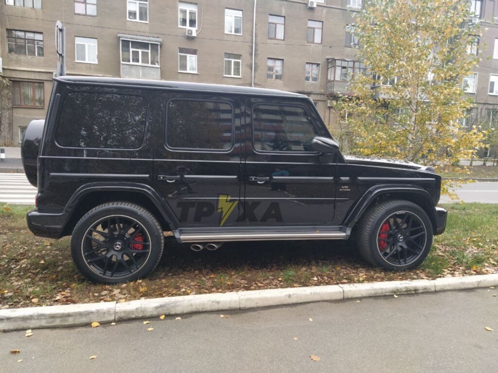 В Харькове владелец «гелика» ошарашил хамской парковкой (ФОТО)