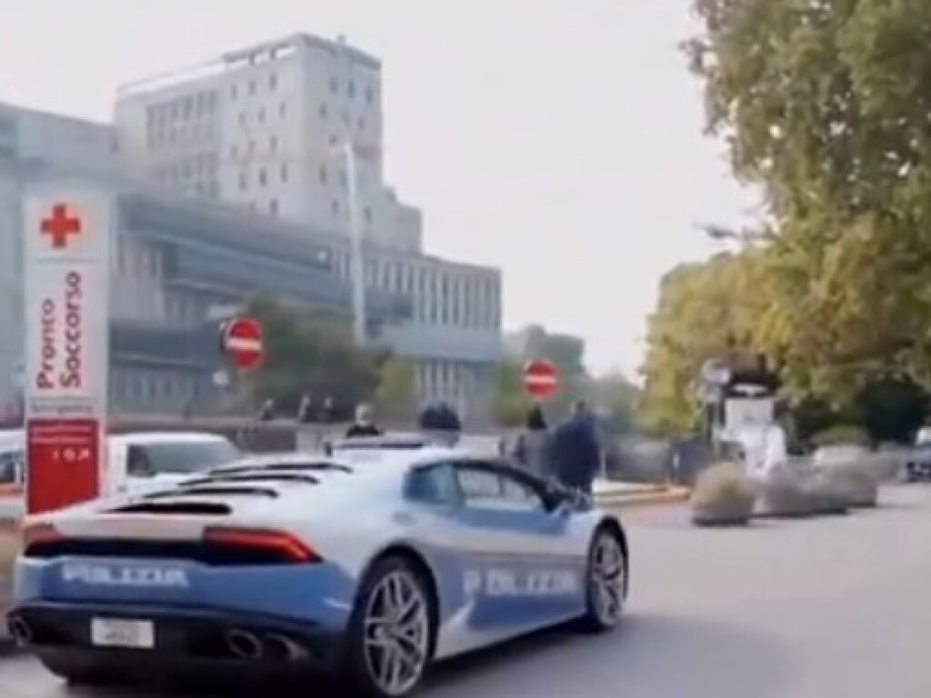 Итальянские полицейские перевезли почку для трансплантации на Lamborghini (ВИДЕО)