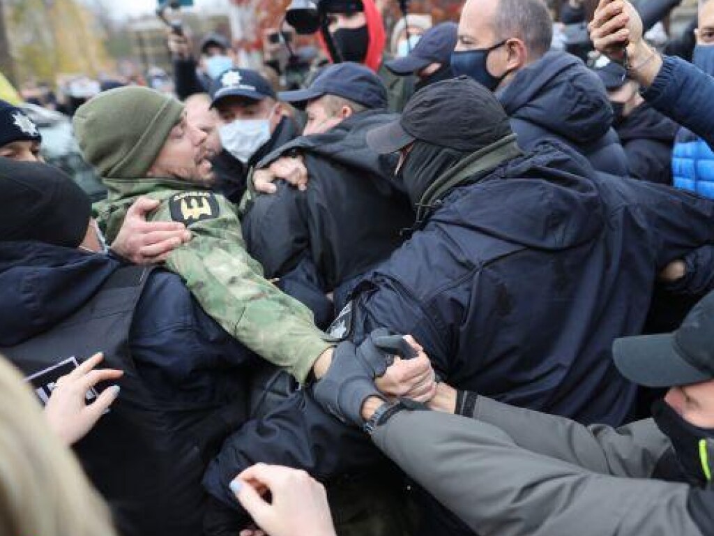 У дома главы КСУ активисты устроили протест: произошла потасовка с полицией (ФОТО, ВИДЕО)