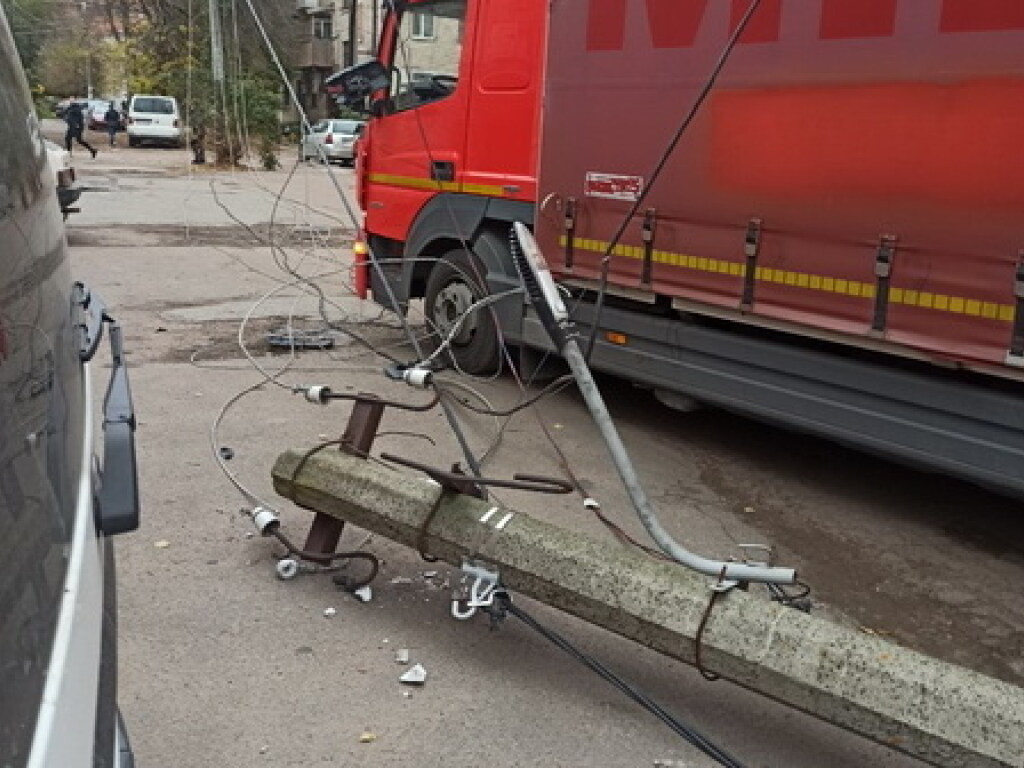 В Житомире грузовик снес электроопору и оборвал провода (ФОТО)