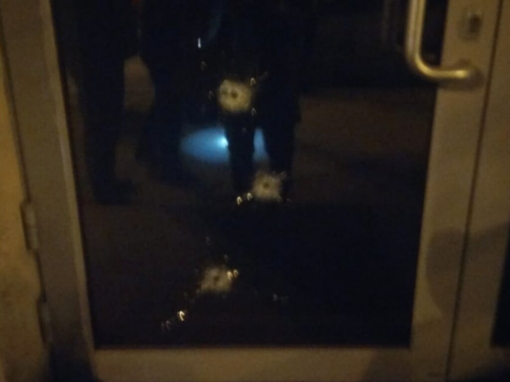 Ночью в Харькове двое парней обстреляли консульство Азербайджана (ФОТО)