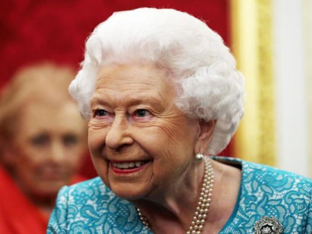 94-летняя Елизавета II впервые надела маску на публике (ФОТО)