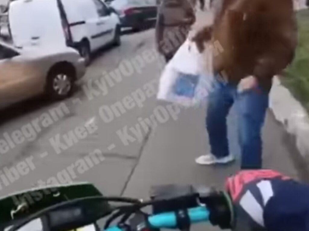 В Киеве прохожий «наказал» мотоциклиста, который ехал по тротуару: за это байкеры избили мужчину толпой (ВИДЕО)