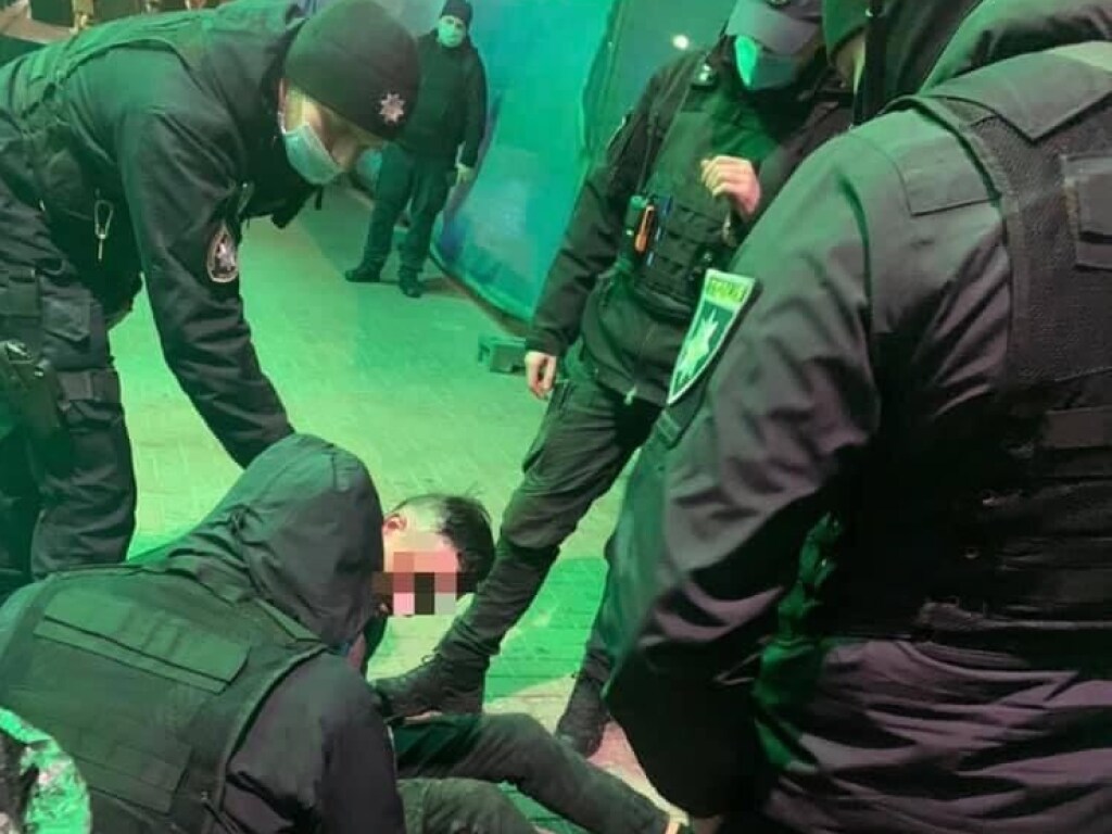 Второй раз за неделю: В метро Киева агрессивный пассажир без маски забрызгал копов слезоточивым газом (ФОТО)