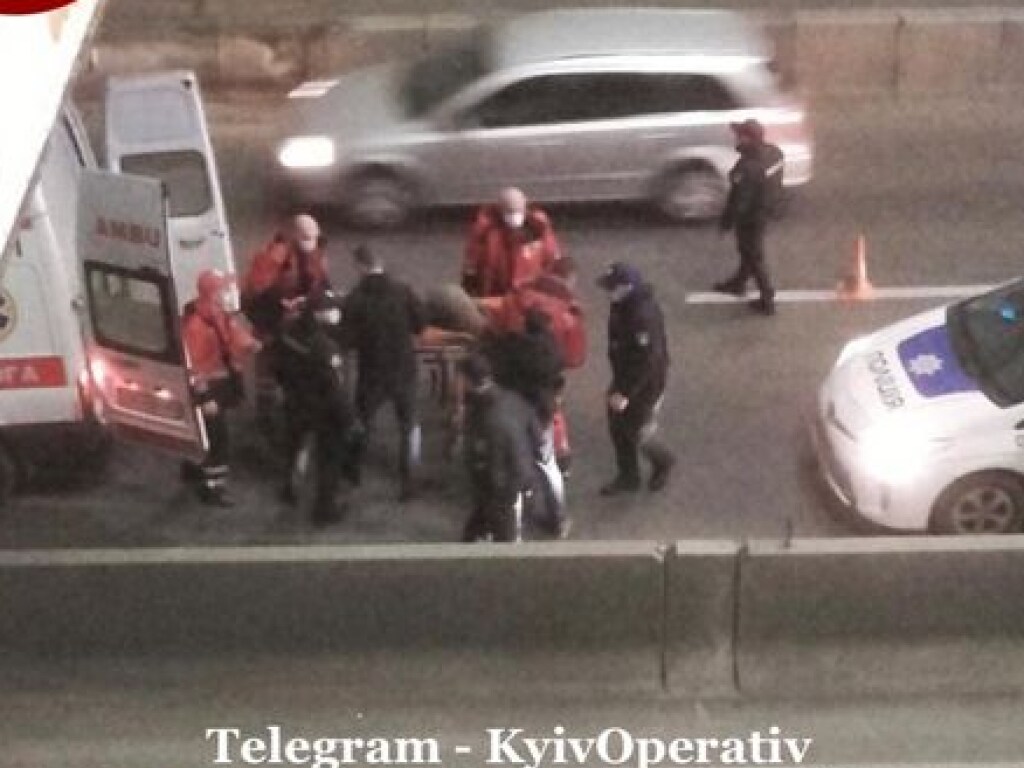 Возле метро в Киеве мужчина выбросился с моста (ФОТО)