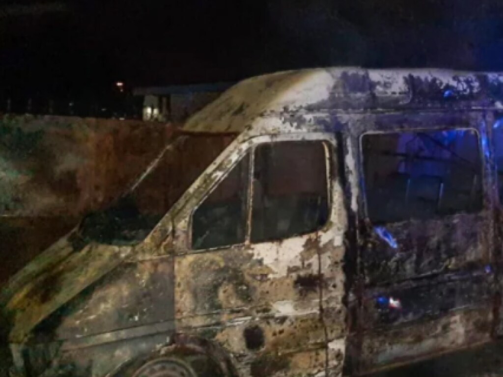 В Николаеве сожгли маршрутку Mercedes (ФОТО)