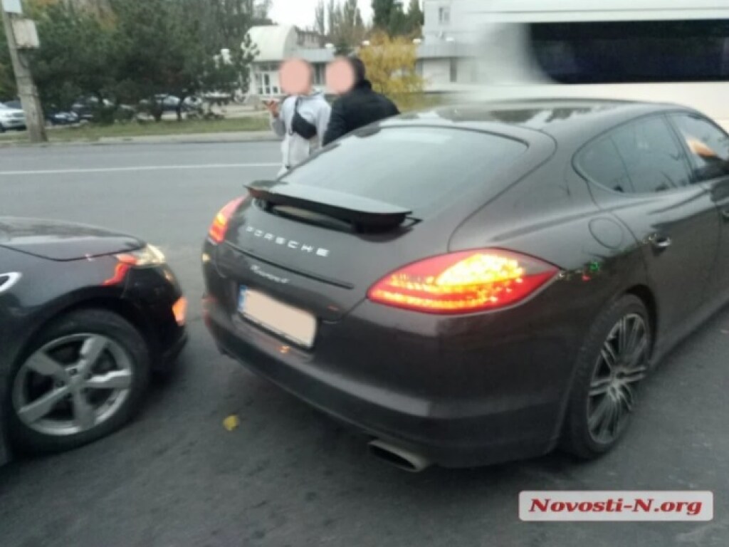 В Николаеве на перекрестке столкнулись водители Chevrolet и Porsche (ФОТО)