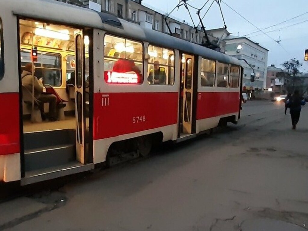 В киевском трамвае спор о ношении масок перерос в драку между двумя пассажирками (ВИДЕО)