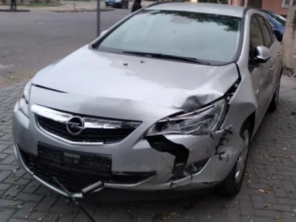 Автомобили вынесло с дороги: В Николаеве после столкновения Nissan и Opel врезались в стену дома (ФОТО)