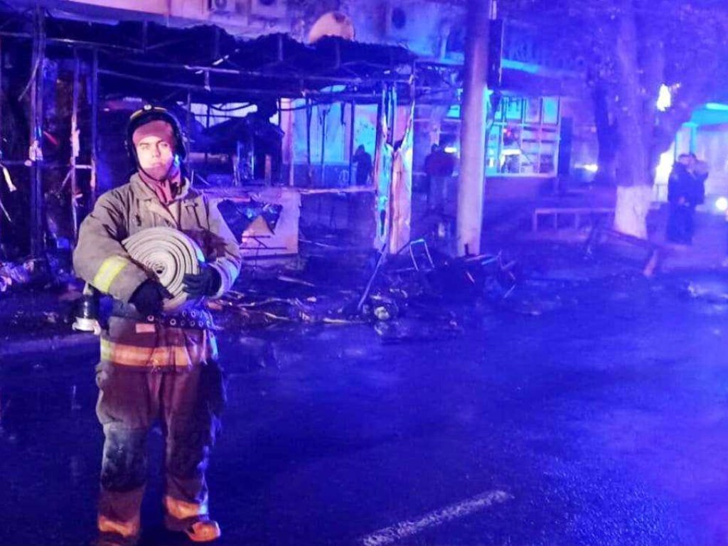 В Одессе ночью полностью сгорел киоск с уличной едой (ФОТО) 
