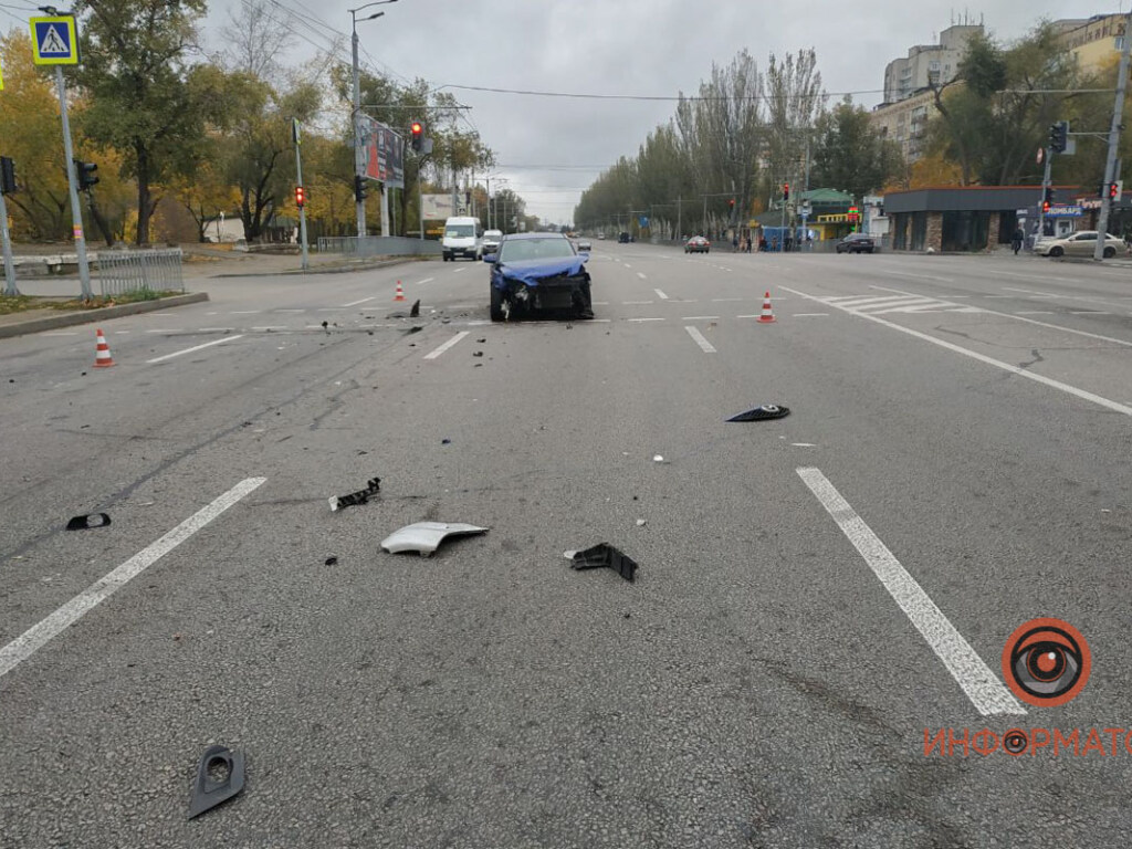 В Днепре столкнулись 2 иномарки: обломки авто разлетелись по дороге (ФОТО)