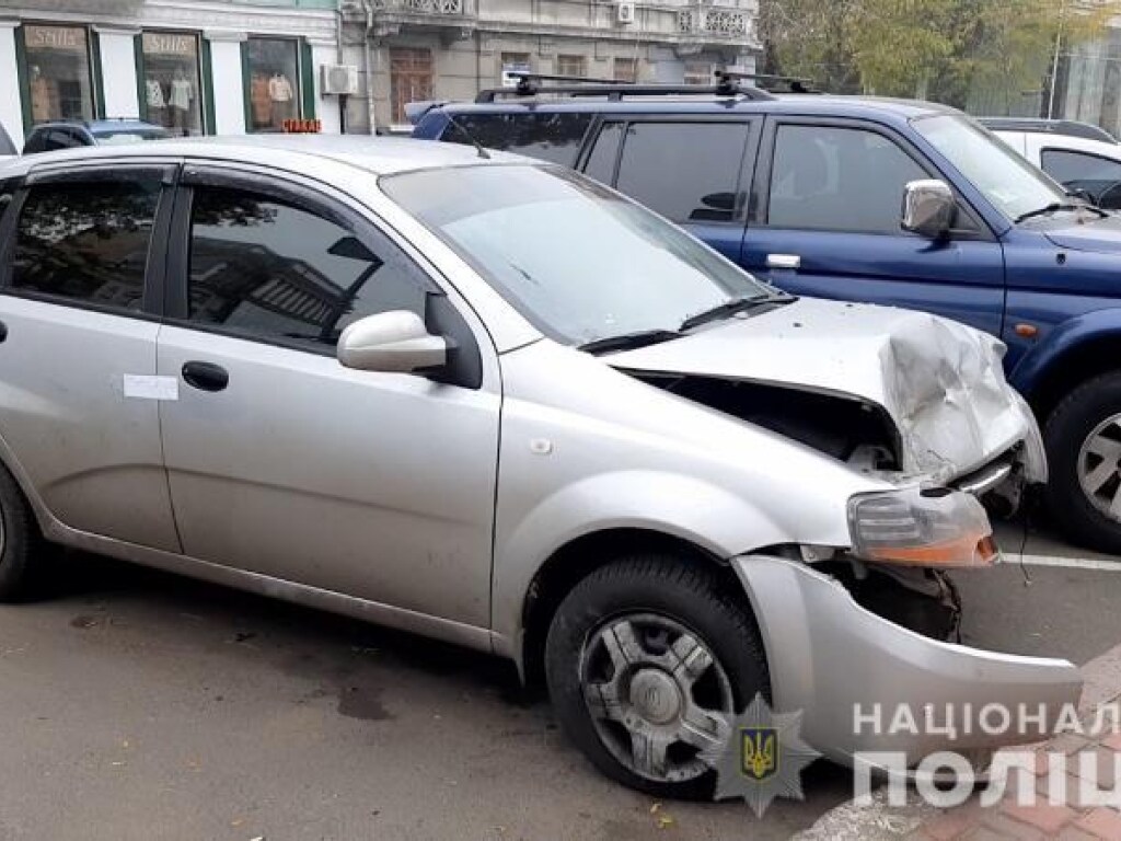 В Одессе женщина угнала авто таксиста и угодила в ДТП (ФОТО, ВИДЕО)