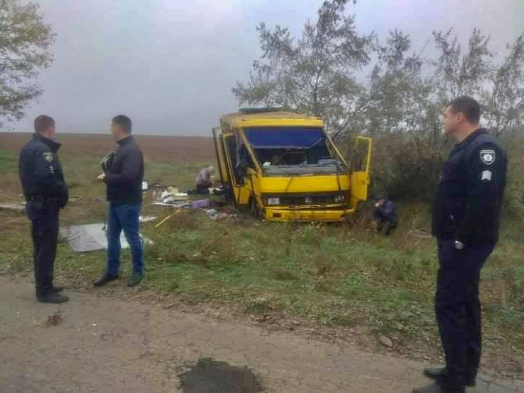 На Херсонщине разбилась маршрутка: 2 погибших, 10 пострадавших (ФОТО)