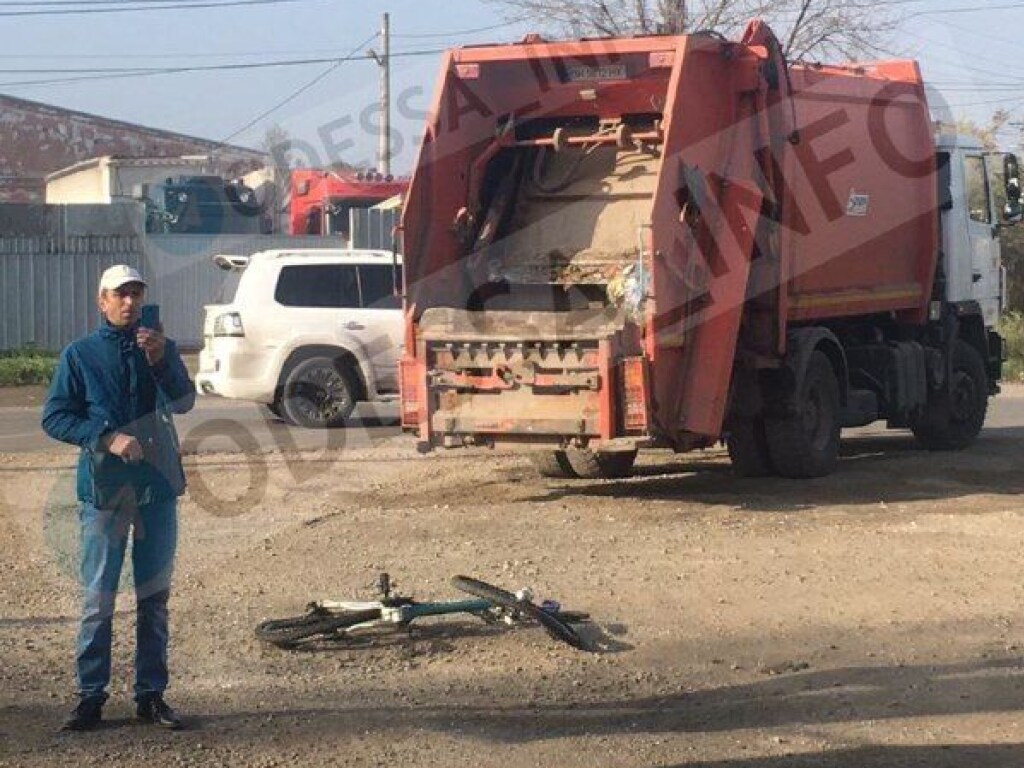В Одессе мусоровоз сбил 8-летнего мальчика на велосипеде (ФОТО)