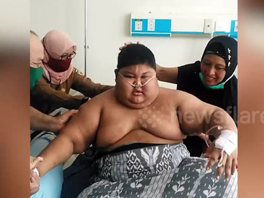 В Индонезии подросток в свои 13 лет не может встать с кровати из-за лишнего веса (ВИДЕО)