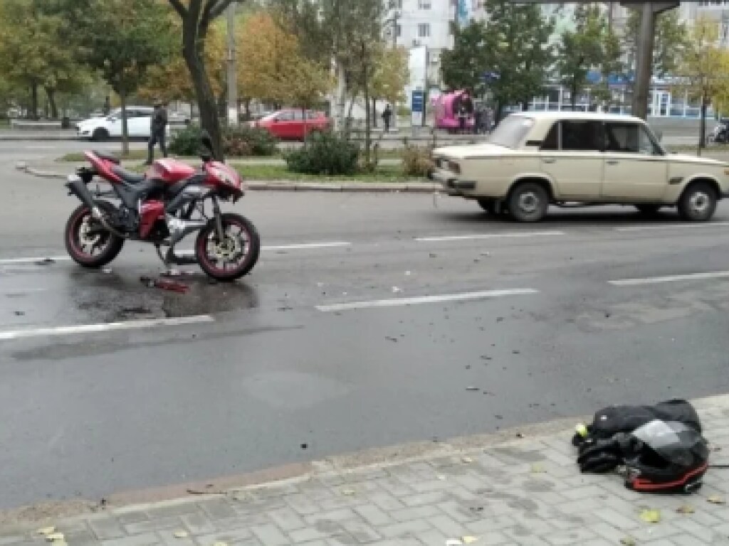 В Николаеве столкнулись мотоцикл и грузовик (ФОТО)
