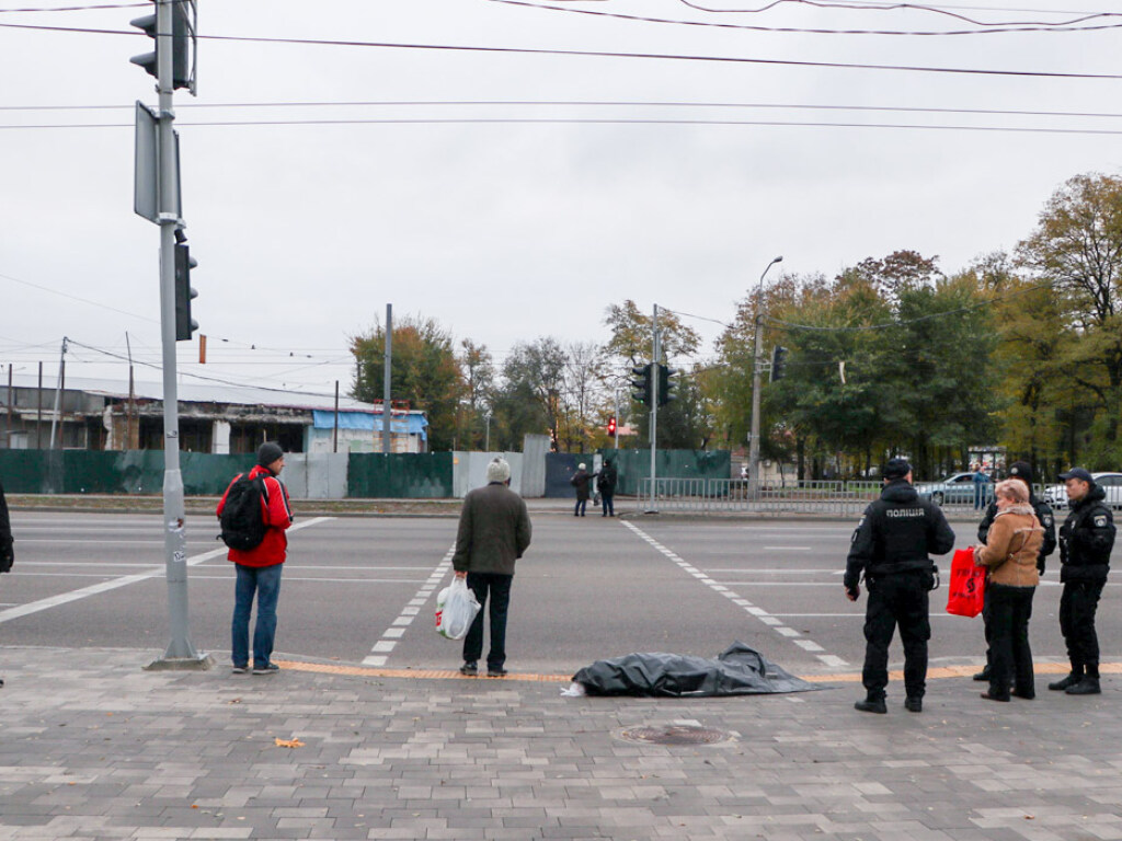 В Днепре мужчина умер посреди улицы (ФОТО)