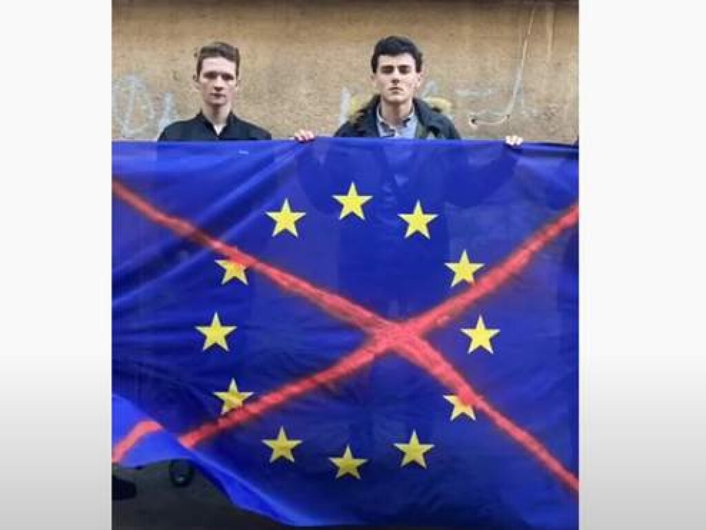 В Одессе парни надругались над флагами ЕС: им грозит тюрьма (ФОТО, ВИДЕО)