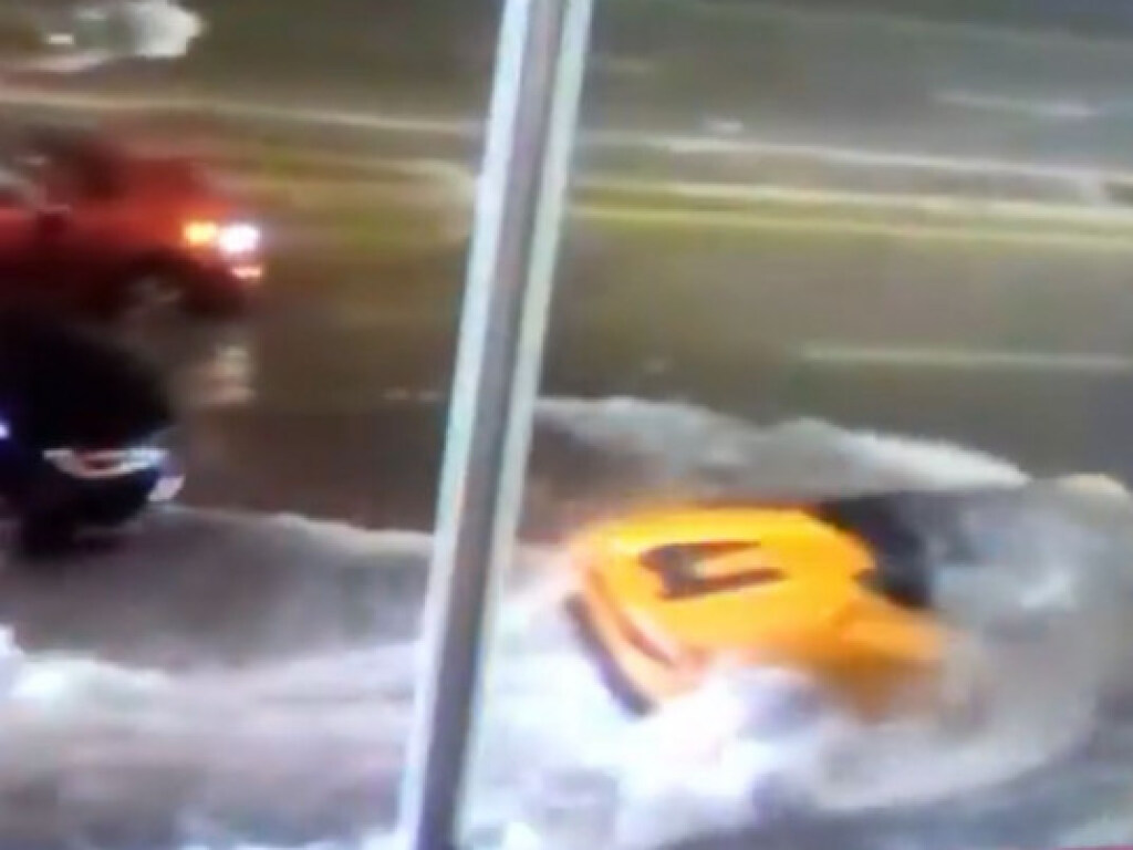 Yellow Submarine: водитель Lamborghini не растерялся и превратил свой автомобиль в мини-подлодку (ФОТО, ВИДЕО)