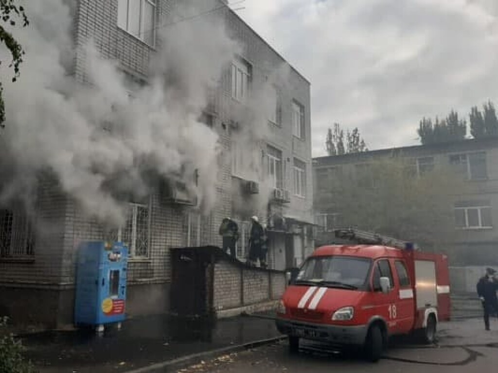 В Днепре произошел масштабный пожар на складах магазина EVA (ФОТО, ВИДЕО)