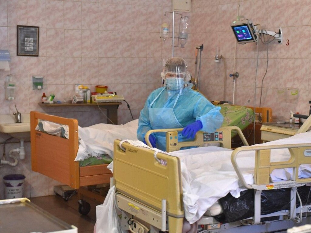 В Украине койки для больных с коронавирусом заполнены на 70%