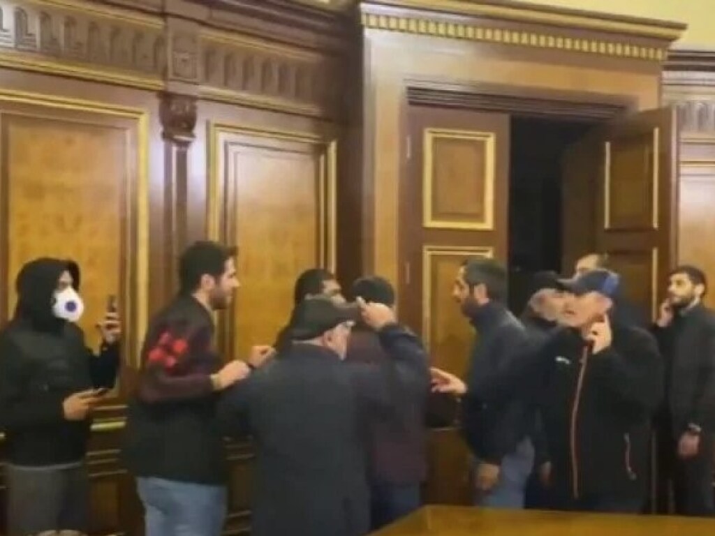 В Карабахе объявили перемирие: В Армении протестующие захватили здание правительства и избили спикера (ВИДЕО)