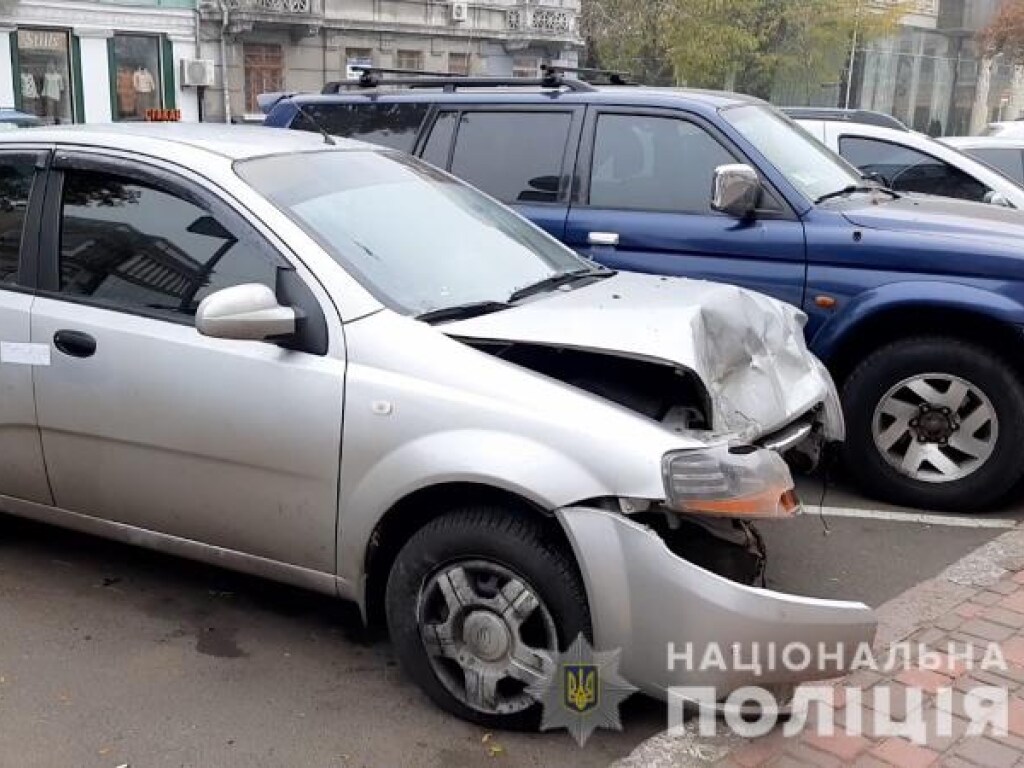 В Одессе женщина угнала автомобиль такси и попала в ДТП (ФОТО, ВИДЕО)