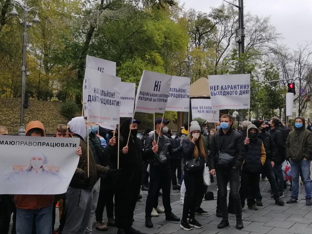 Участники протеста подогнали к зданию Кабмина «артиллерию» (ФОТО)