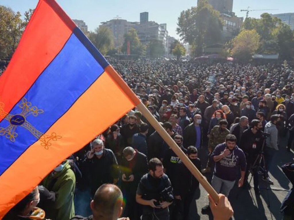 В Ереване произошли стычки протестующих с полицией (ВИДЕО)
