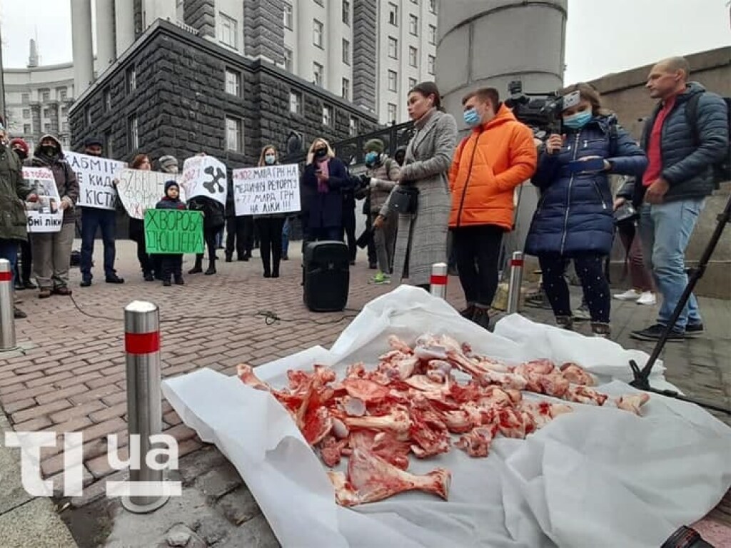 Под Кабмин в Киеве протестующие принесли кости (ФОТО, ВИДЕО)