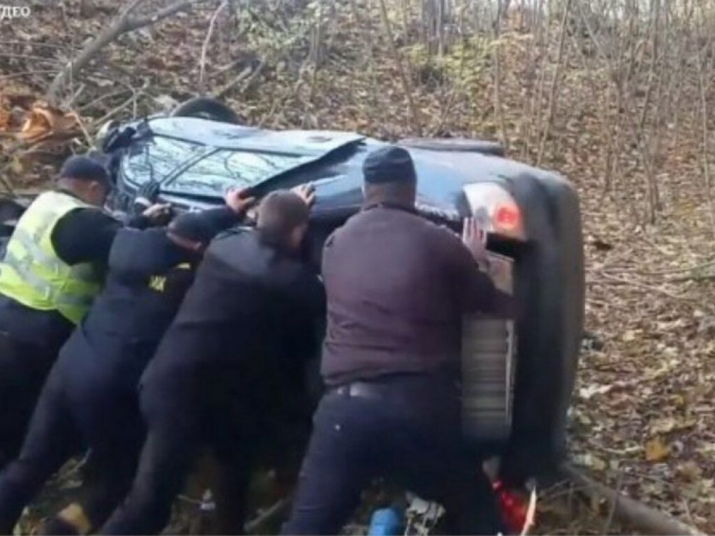 В Черкасской области авто с дороги унесло в кювет: есть пострадавшие (ФОТО, ВИДЕО)