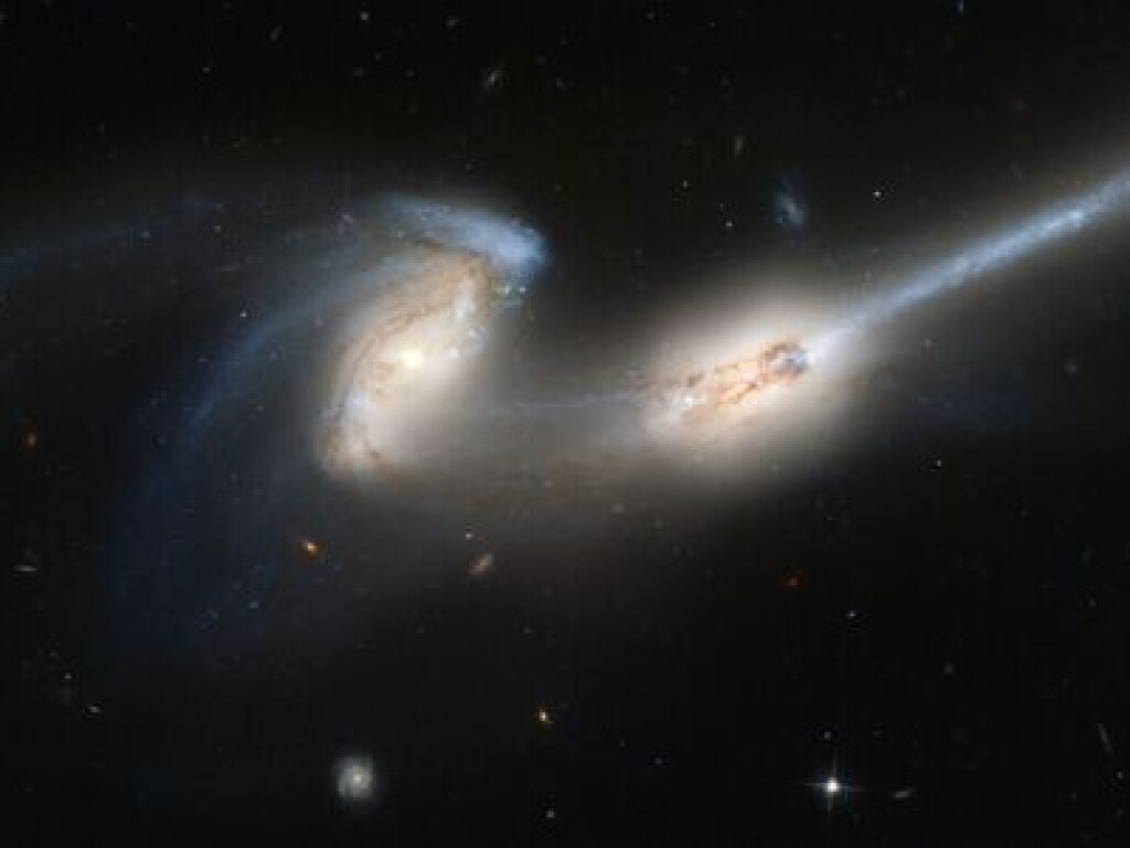 В NASA показали снимок далекой «искажающейся» галактики (ФОТО)