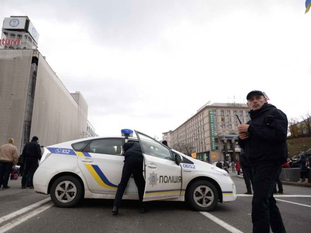 В Киеве на Нивках у женщины отобрали сумку и телефон – полиция