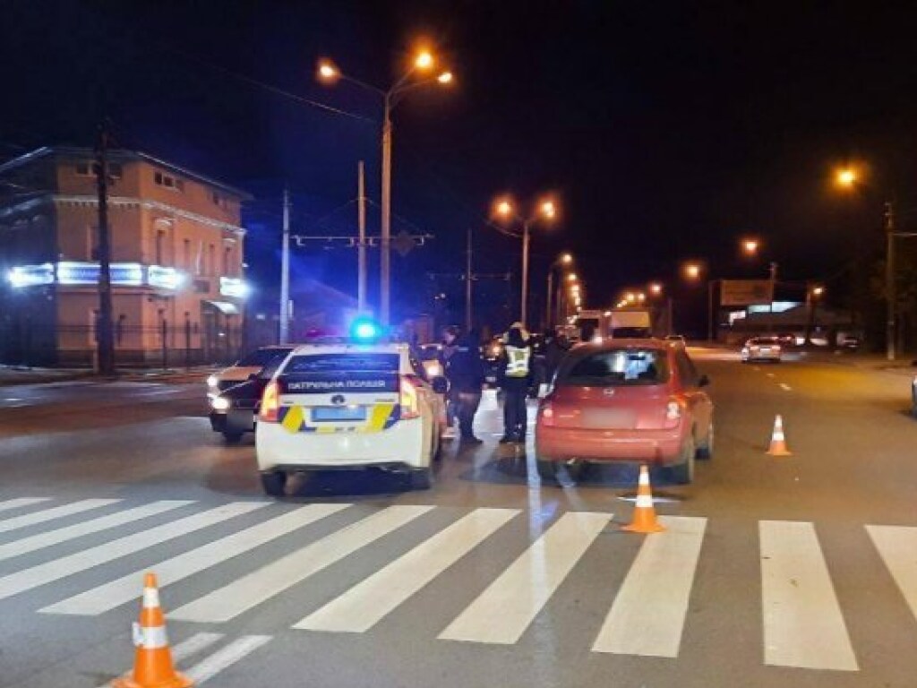В Харькове ДТП: Nissan сбил школьницу на зебре (ФОТО)