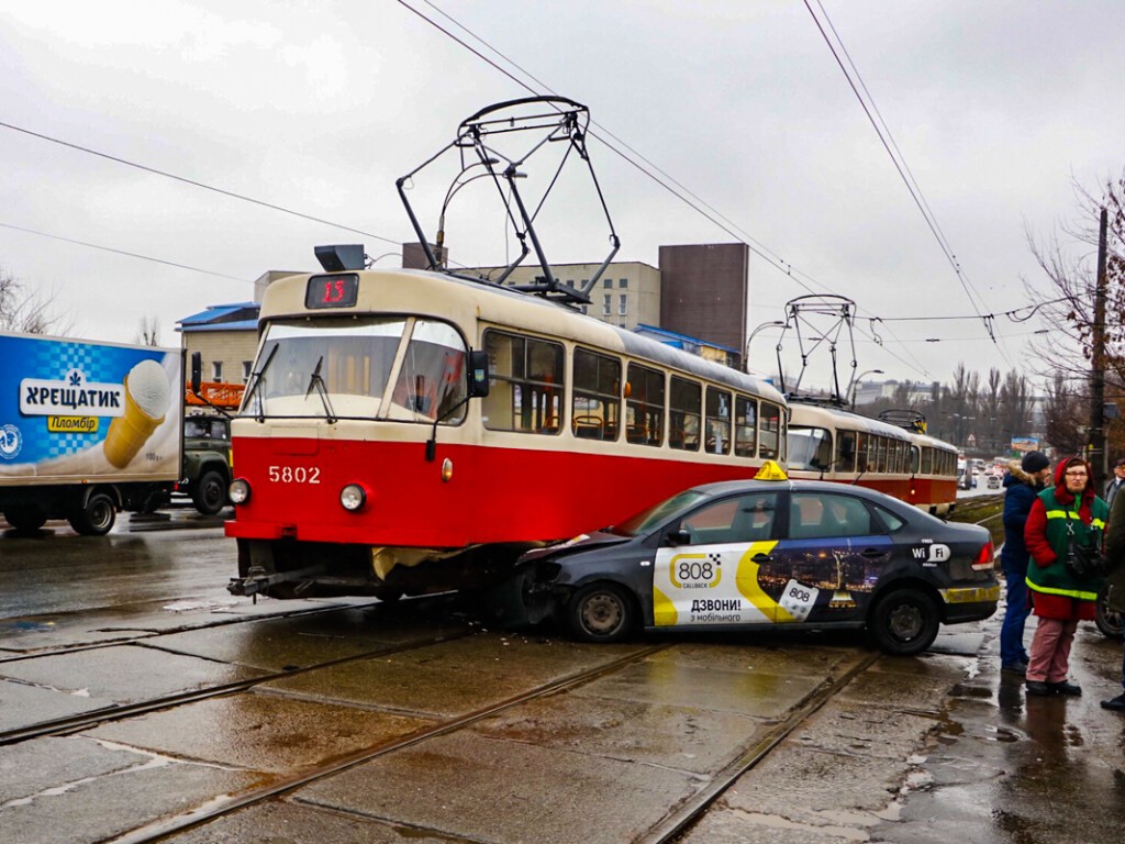 В Киеве трамвай столкнулся с Volkswagen: движение заблокировано (ВИДЕО)