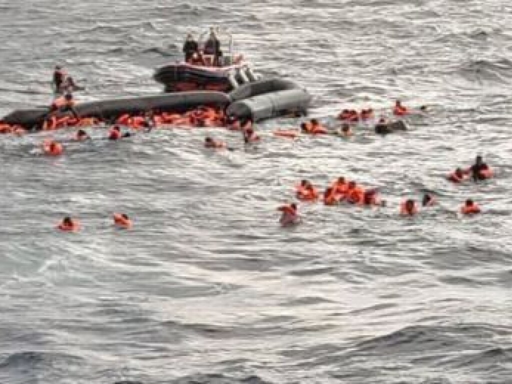В Средиземном море затонула лодка с мигрантами:  пострадали дети, есть жертвы  (ФОТО, ВИДЕО)
