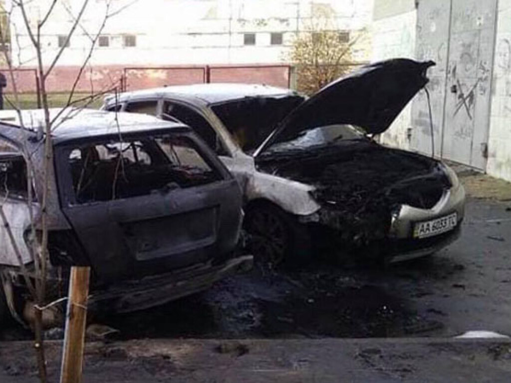 В Киеве на Троещине сожгли Mercedes (ФОТО)