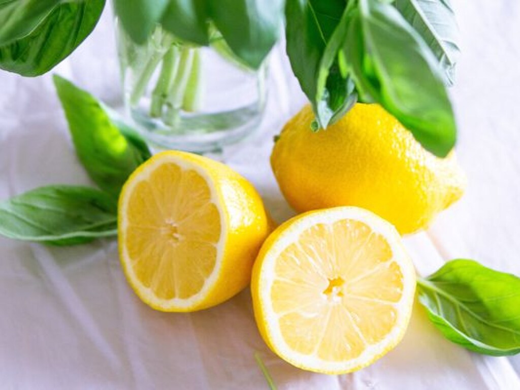 Эксперт назвал пользу и вред лимонов