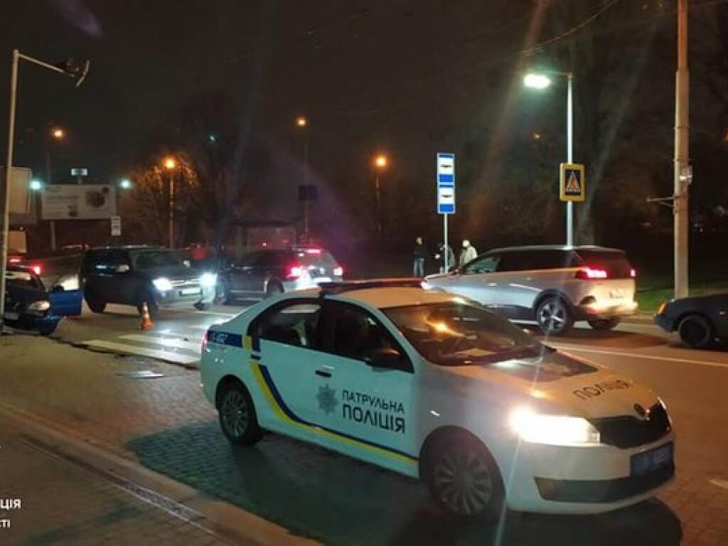 Во Львове пьяный водитель без прав врезался в столб – полиция (ФОТО)