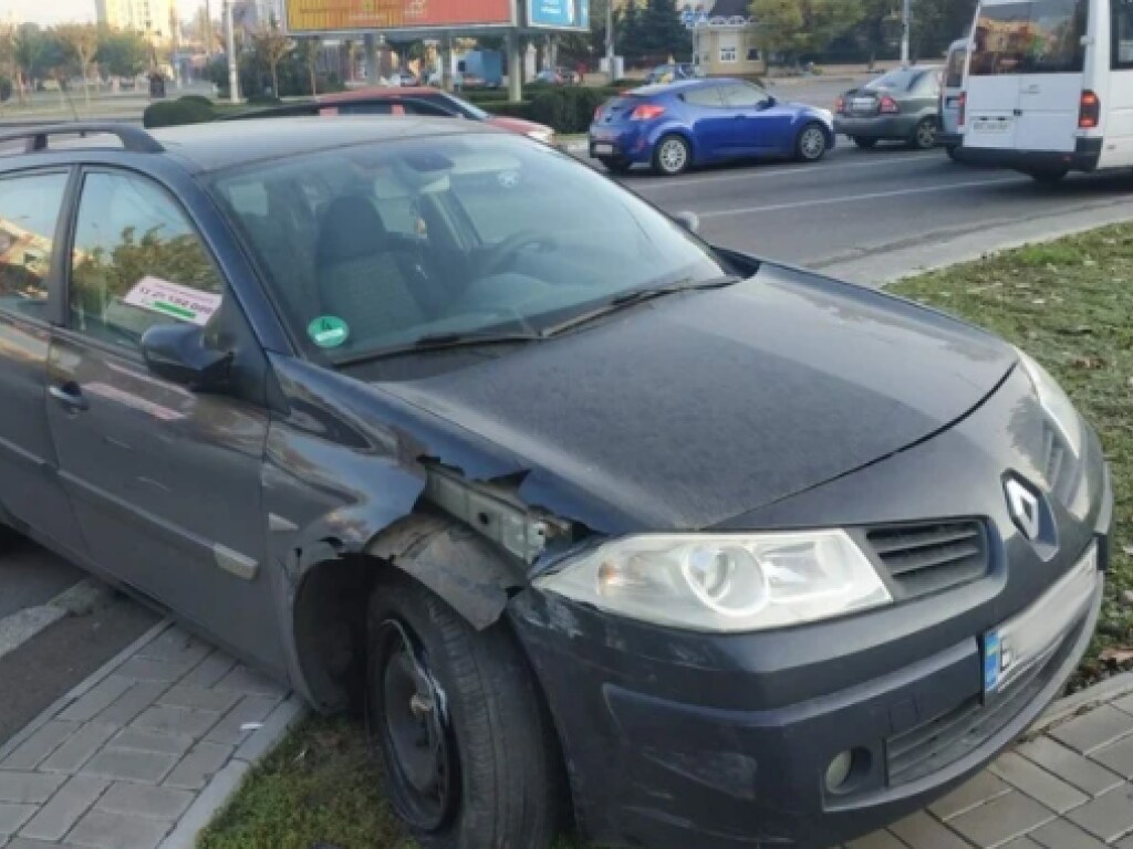 В Николаеве столкнулись Renault и микроавтобус Mercedes  (ФОТО)