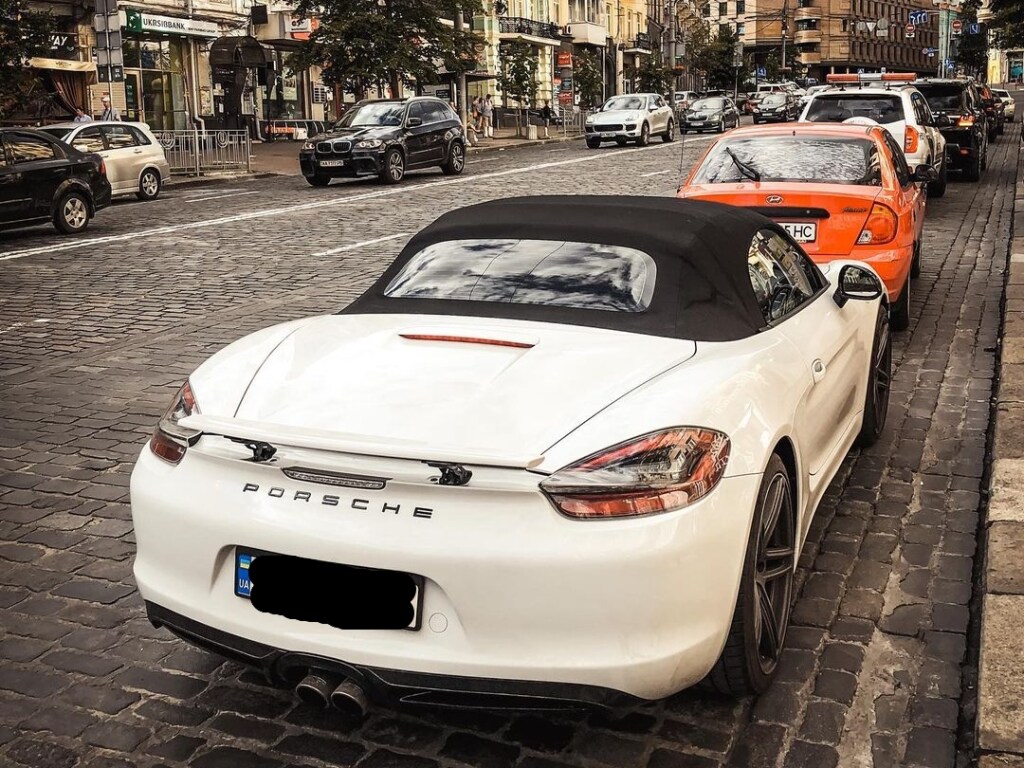 В центре Киева заметили роскошный белоснежный Porsche (ФОТО)
