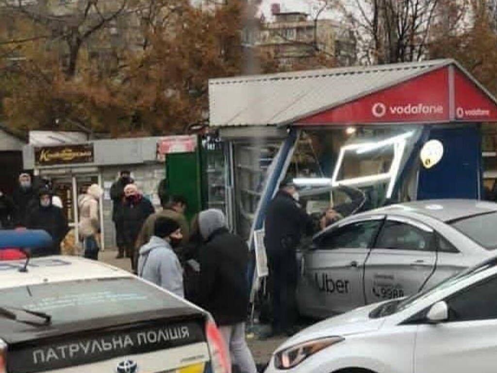 На Никольской Борщаговке в Киеве такси сбило трех человек и влетело в МАФ: погибла девушка (ФОТО, ВИДЕО)