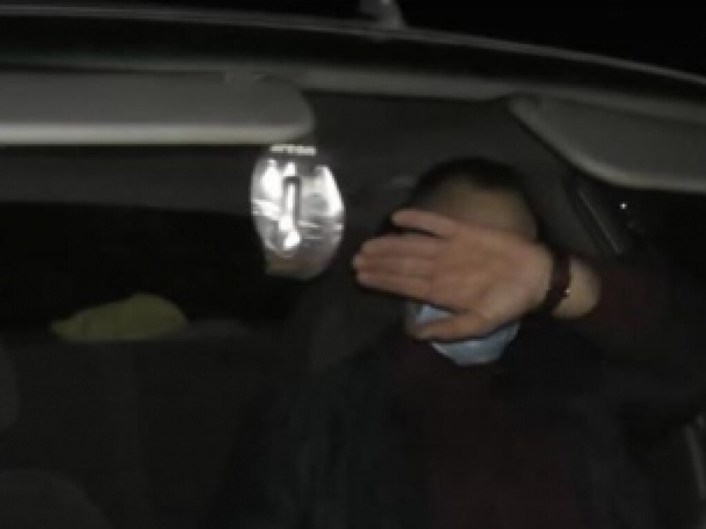 Инцидент на Полтавщине: полицейский пытался разбить журналисту камеру (ВИДЕО)