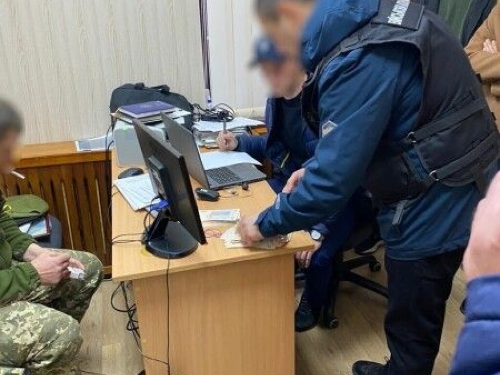 Полковника ВСУ задержали при получении взятки в 100 тысяч гривен (ФОТО)