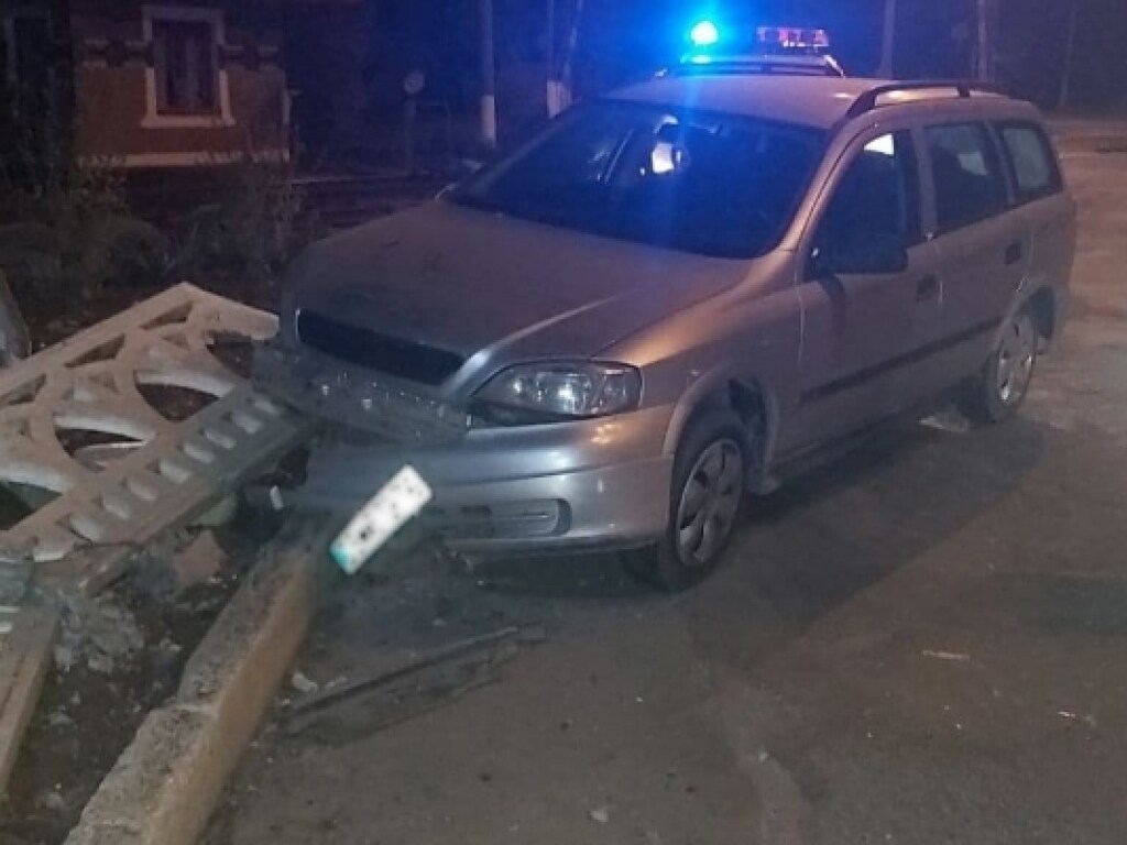 Пьяный водитель в Херсоне врезался в бетонное ограждение: авто притормозило на железнодорожном переезде (ФОТО)