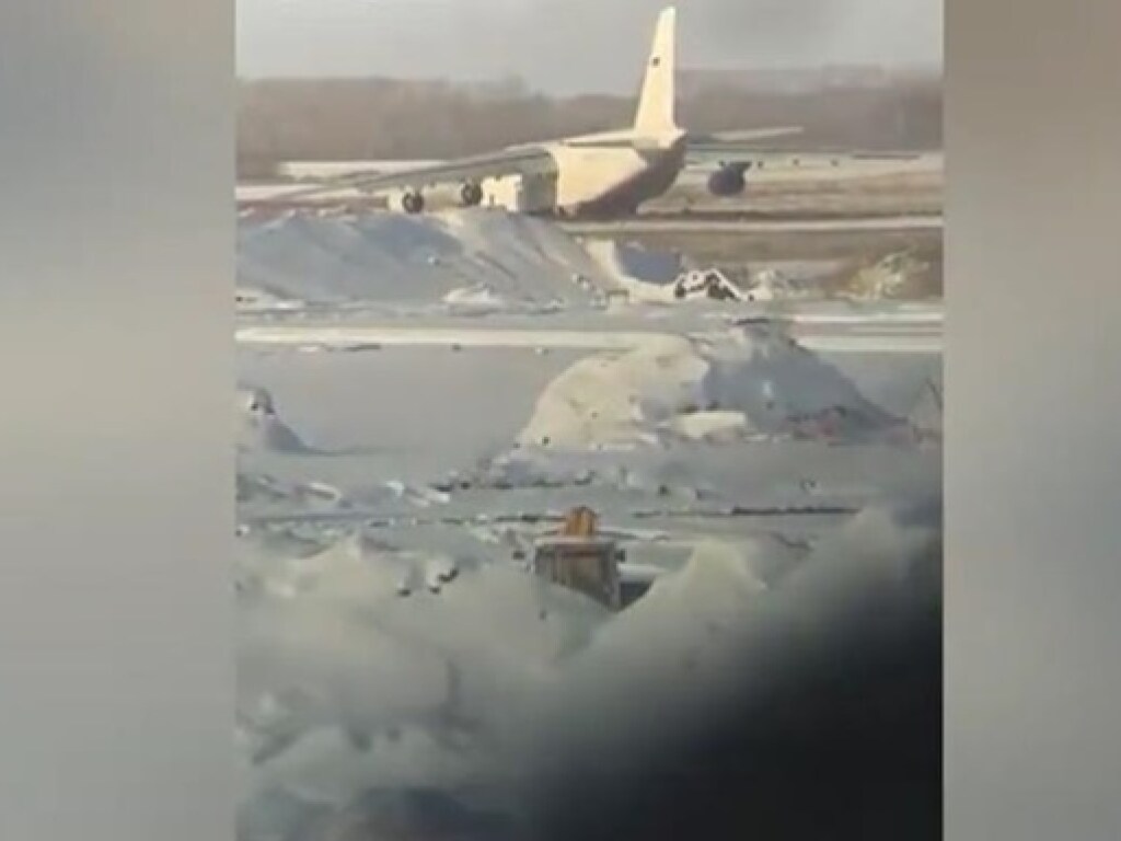 В Новосибирске самолет «Руслан» совершил аварийную посадку: у судна повреждены крылья и шасси