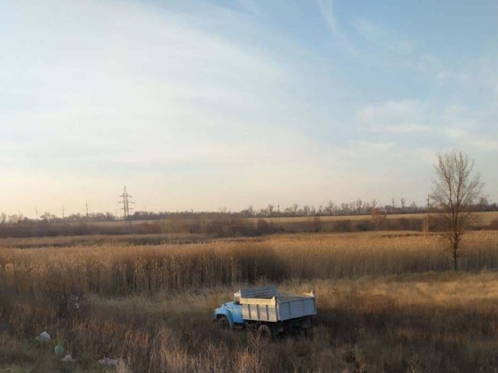 В Харькове на окружной дороге грузовик вылетел в поле (ФОТО, ВИДЕО)